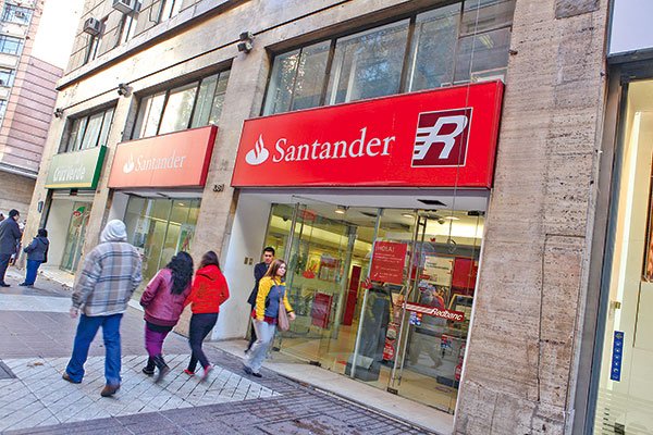 Santander reporta al regulador de EEUU sobre los riesgos de la nueva Constitución y reformas de Boric