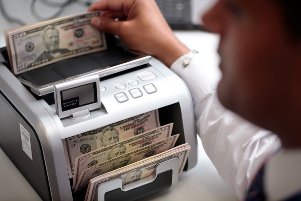 Dólar cierra con alza de más de $10 en medio de tensión global por conflicto en Ucrania