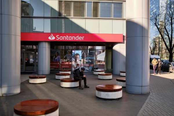 Banco Santander condena invasión y no hará nuevos negocios con empresas rusas