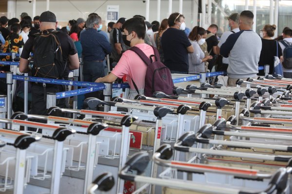 Ministro Paris anuncia flexibilización en toma de PCR en el aeropuerto y gremio del turismo celebra
