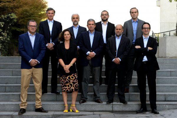 De izq. a der: Rodrigo Ropert (Senior Counsel), Luis Alberto Aninat (Socio) María Eugenia Sabbagh (Socia), Maximiliano Santa Cruz (Senior Counsel), Manuel Blanco (Socio), Cristián Reyes (Senior Counsel), Rodrigo Ugarte (Socio), Ivan Poklepovic (Senior Counsel) y Martín Mois (Socio).