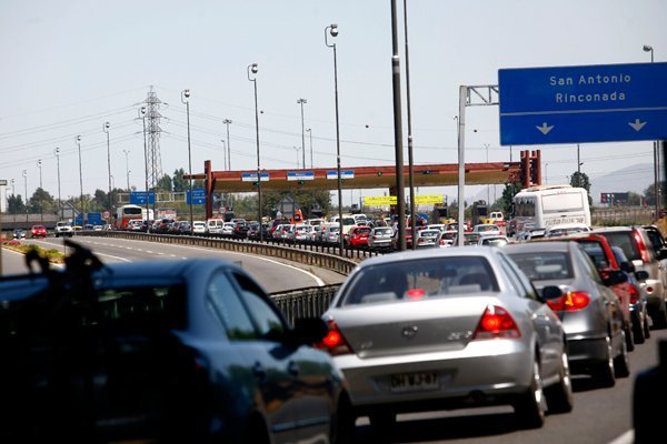 <p>Parlamentarios ingresan proyecto que exime a conductores del pago de peaje en caso de congestión</p>