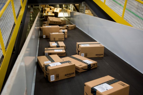 Amazon sube previo a apertura por plan para dividir acciones y recompra de hasta US$ 10 mil millones