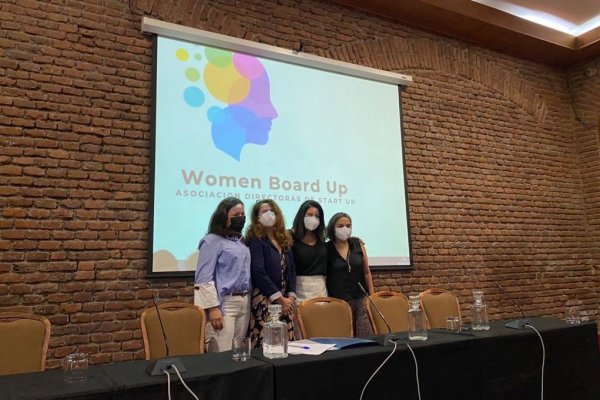 Carolina Sepúlveda, Pamela Chávez, Varinka Farren y Nancy Pérez, socio fundadoras de "Women Board Up".