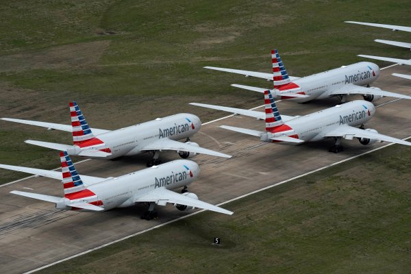 American Airlines reconoce impacto del alza del combustible, pero espera que aumento de ingresos compense el efecto