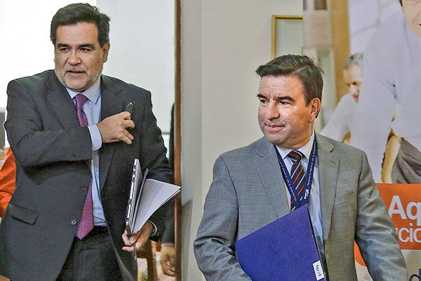 El actual director del SII, Fernando Barraza, con el próximo titular del organismo, Hernán Frigolett, en una foto de archivo cuando el economista lideraba la Tesorería, entre 2014 y 2018.