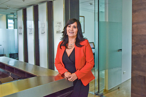 Paola Tapia renueva a la mayoría de la plana gerencial del exTransantiago