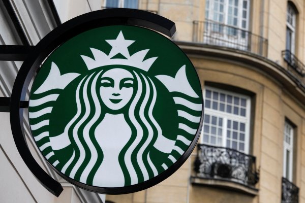 El CEO de Starbucks dejará cargo en abril y el fundador Schultz vuelve al mando como presidente ejecutivo interino