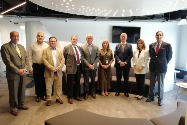 Los directores de ENAP Rodrigo Manubens, José Luis Mardones, Marcos Varas, Rodrigo Azócar, Fernando Massú, Anita Holuigue; el ministro de Energía, Claudio Huepe; la directora Consuelo Raby y el gerente general (I) de ENAP, Julio Aranis.