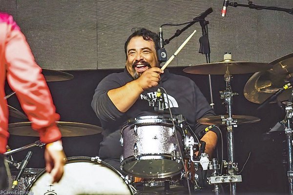El baterista a cargo de la avanzada presidencial