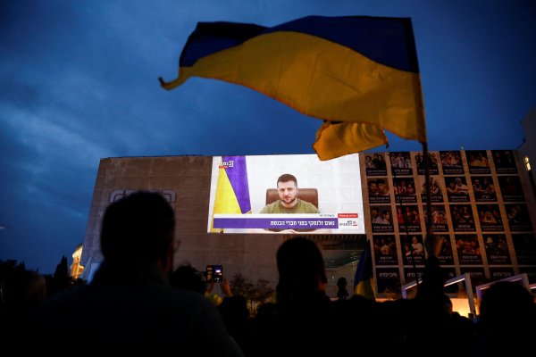 El discurso de Zelenski fue transmitido en las calles de Tel Aviv, Israel. Foto: Reuters