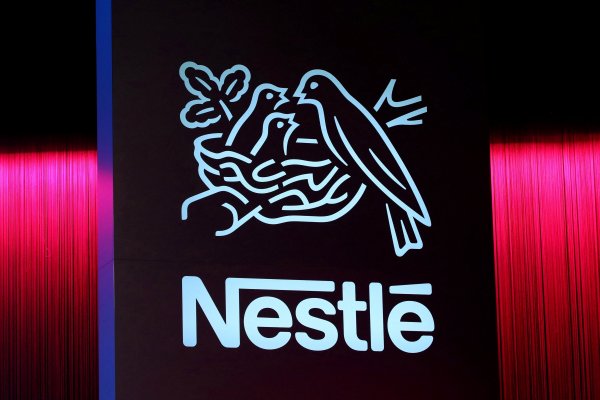 Nestlé defiende su decisión de permanecer en Rusia mientras aumentan las críticas en su contra