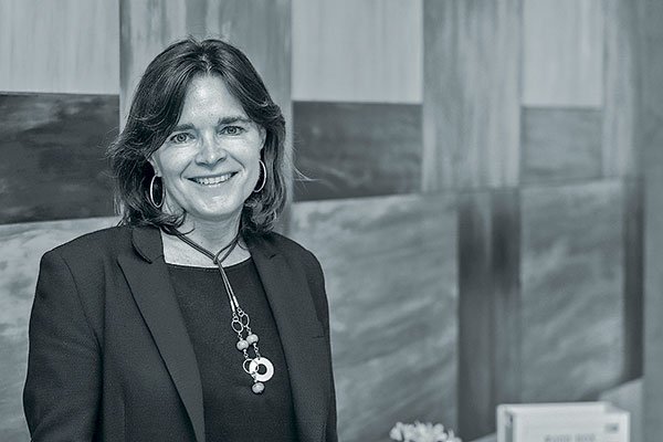 Análisis de Cecilia Cifuentes también estima como "poco razonable" cálculo de holguras fiscales del gobierno anterior