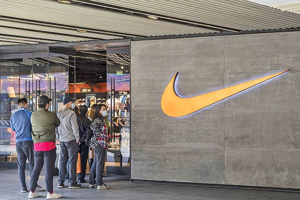 Nike logra resultados mejores a lo esperado, pero no es suficiente para evitar su mayor caída en bolsa desde 2008