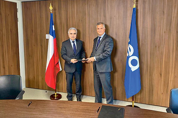 El ministro de Energía, Claudio Huepe, junto a Fatih Birol, CEO de la AIE.