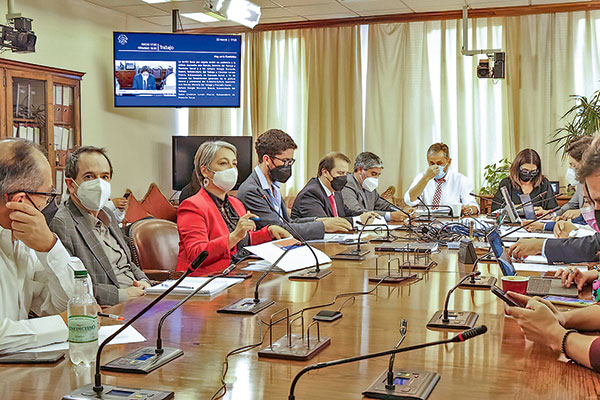 La ministra Jara y los subsecretarios Larraín y Boccardo ante la comisión de Trabajo de la Cámara de Diputados.