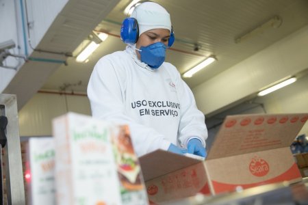 <p>Gigante productora de carne JBS cuadruplicó su utilidad en 2021</p>