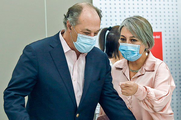 El presidente de la CPC, Juan Sutil, junto a la ministra Jara. Foto: Agencia Uno