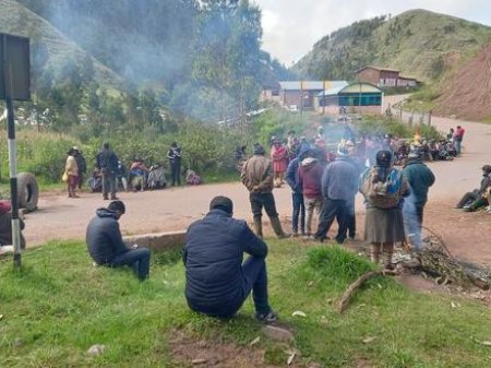 <p>Comunidades peruanas vuelven a bloquear vía a mina de cobre Las Bambas</p>