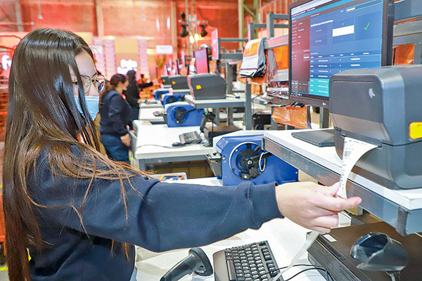 Baja la brecha salarial en empresas chilenas, pero aún sigue alta a nivel internacional