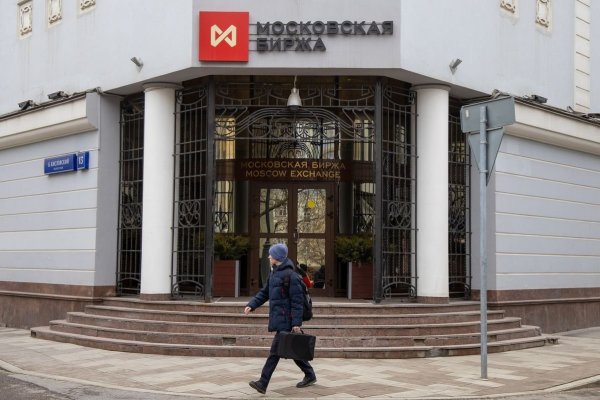 Rusia ve alzas en reapertura parcial de su mercado bursátil tras un mes cerrado