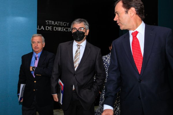 <p>Felipe Larraín, Mario Marcel y Juan Guillermo Agüero en el seminario Latam Focus 2022. Foto: Agencia Uno </p>
