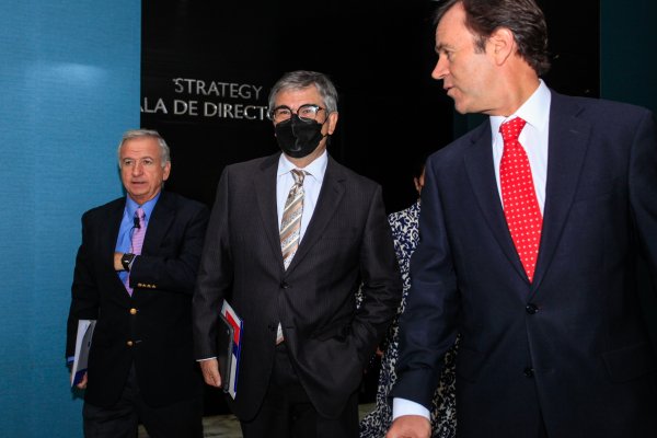 Felipe Larraín, Mario Marcel y Juan Guillermo Agüero en el seminario Latam Focus 2022. Foto: Agencia Uno