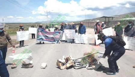 <p>Bloqueo en camino a Las Bambas en Perú también afecta a 200 empresas de la zona</p>