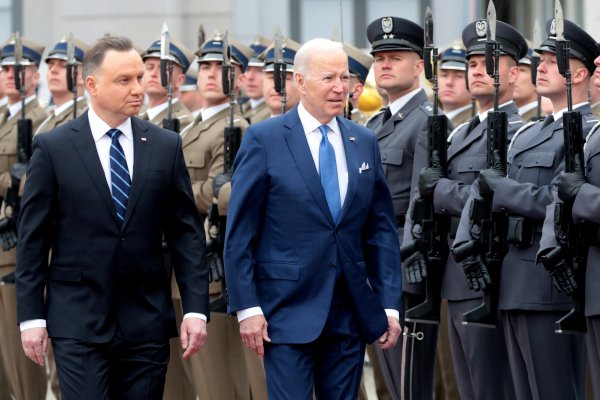 En Varsovia, el Presidente polaco, Andrzej Duda, recibe al mandatario estadounidense. Joe Biden. Foto: Reuters