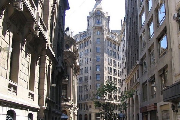 El edificio Ariztía, ubicado en calle Nueva York 52 en el centro de Santiago, es el emblema del grupo. Foto: Julio Castro