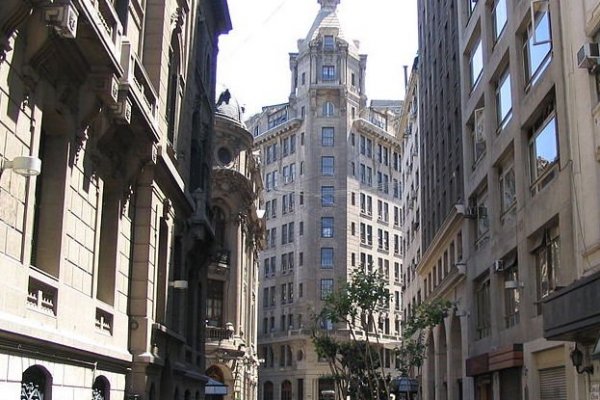 Oficinas y centros comerciales ajustan a la baja sus valoraciones, según inmobiliaria de la familia Hites