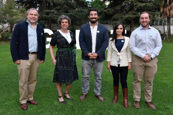 Héctor Pino, CEO de FreshWater; Nicole Norel, fundadora de NAWI; Diego Carrasco, socio de WES; Constanza Levicán, fundadora de Suncast y Benjamín Castro, gerente general de Cuencas Chile.