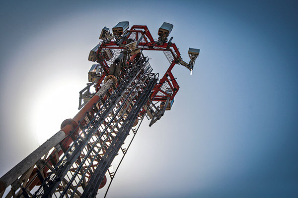 Lento despliegue de las antenas 5G: WOM tenía sólo el 1% de sus torres aprobadas hasta fines de febrero