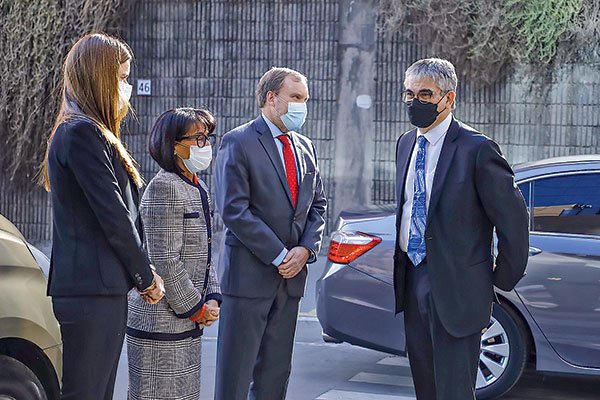 Aurora Olave, Victoria Vásquez y Richard Von Appen recibieron ayer al ministro Marcel en representación de Sofofa. Foto: Ministerio de Hacienda