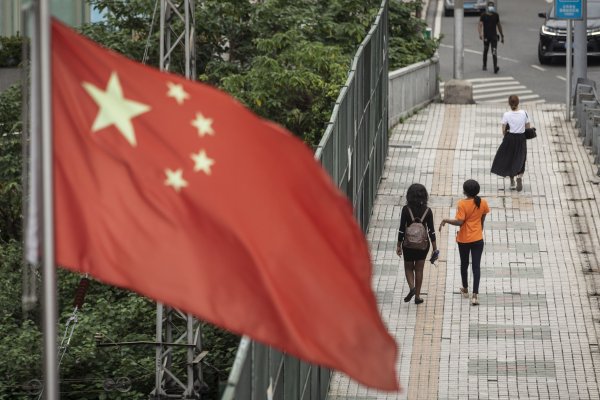 China promete estabilizar su economía e intenta calmar a los mercados a medida que pandemia impacta el crecimiento