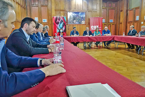 Presidente de la CPC va a la CUT y ven espacio para avanzar en diálogo tripartito