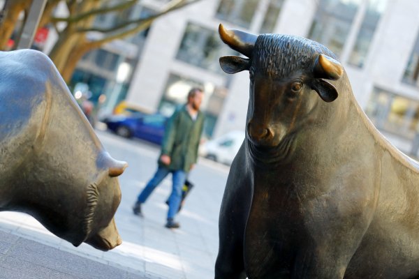 FT: Guerra en Ucrania: ¿qué explica la calma en los mercados bursátiles mundiales?