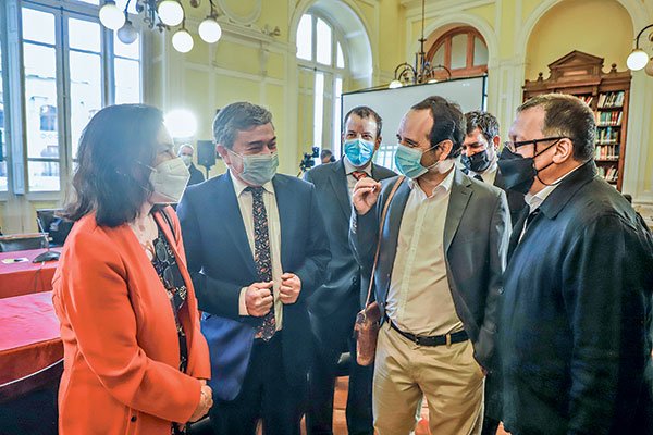 En la biblioteca del Senado del exCongreso en Santiago, el consejo del Banco Central presentó ayer el IPoM. Foto: Julio Castro