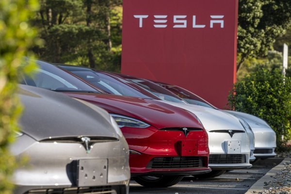 Tesla extiende suspensión de planta de Shangái en medio de confinamiento