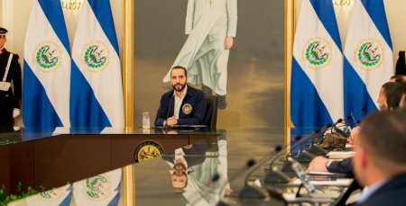 El Salvador corteja a grandes inversionistas de criptomonedas en medio de oposición al bono bitcoin