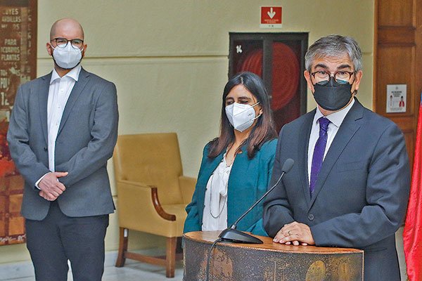 Topes de sueldo y ahorros en agua y energía: el instructivo de austeridad que recibieron los ministerios