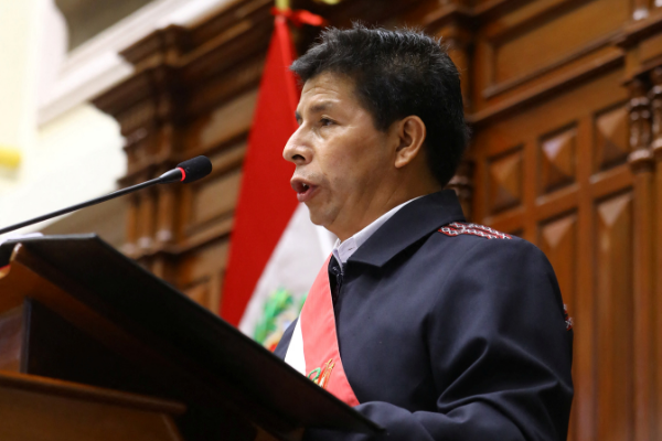 Perú exime de impuesto a combustibles para mitigar alza del petróleo y sube sueldo mínimo
