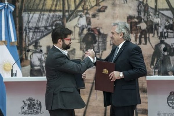 “Acá tiene un aliado”, le dijo Boric al Presidente Alberto Fernández. Foto: Presidencia