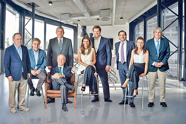 El directorio de Falabella (de izquierda a derecha): Sergio Cardone, José Luis del Río, Carlos Heller, Paola Cúneo, Carlo Solari, Juan Carlos Cortés, María Cecilia Karlezi, Hernán Büchi y Felipe Del Río.