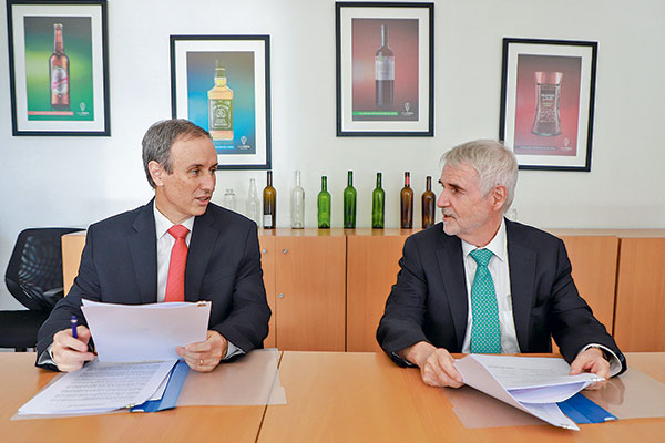 Baltazar Sánchez, presidente de Cristalerías de Chile (der.) encabezó la junta de accionistas junto a Eduardo Carvallo, gerente general de la firma. Foto: Julio Castro