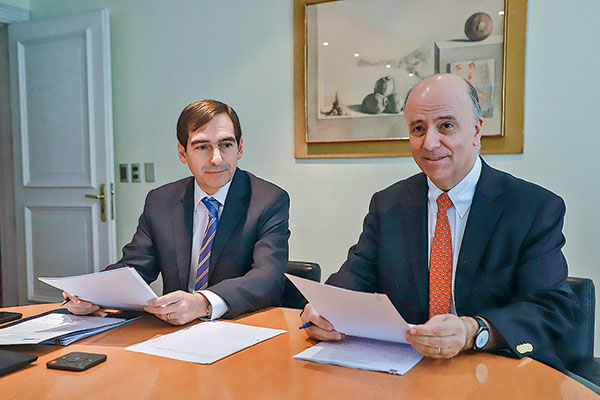Eugenio Arteaga, gerente general, y Juan Antonio Álvarez, presidente del directorio, encabezaron la junta de accionistas de Elecmetal. Foto: Julio Castro