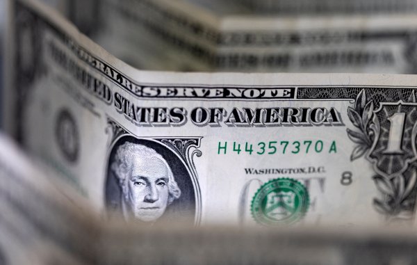 <p>Dólar cierra con alza de más de $ 13 sobre la marca de $ 800 por baja del cobre y minutas de la Fed</p>