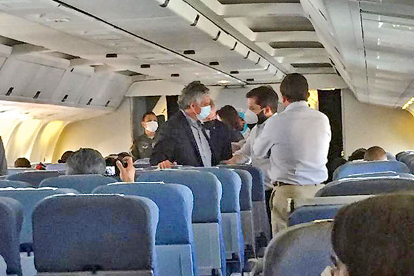 Gabriel Boric conversa en el avión con Rodrigo Silva y Lorenzo Gazmuri.