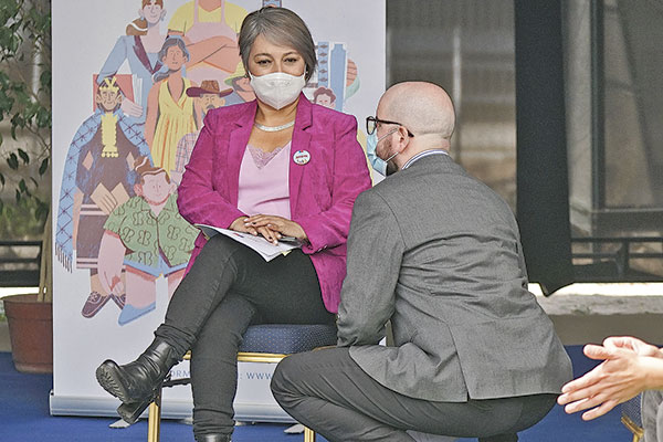 La ministra del Trabajo, Jeannette Jara, junto al titular de la Segpres, Giorgio Jackson, ayer en Maipú.