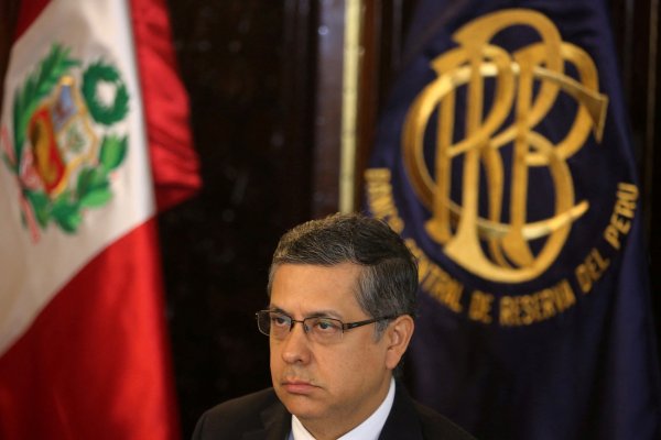 Economista jefe del BCRP, Adrián Armas, en una conferencia de prensa en Lima. Foto: Reuters